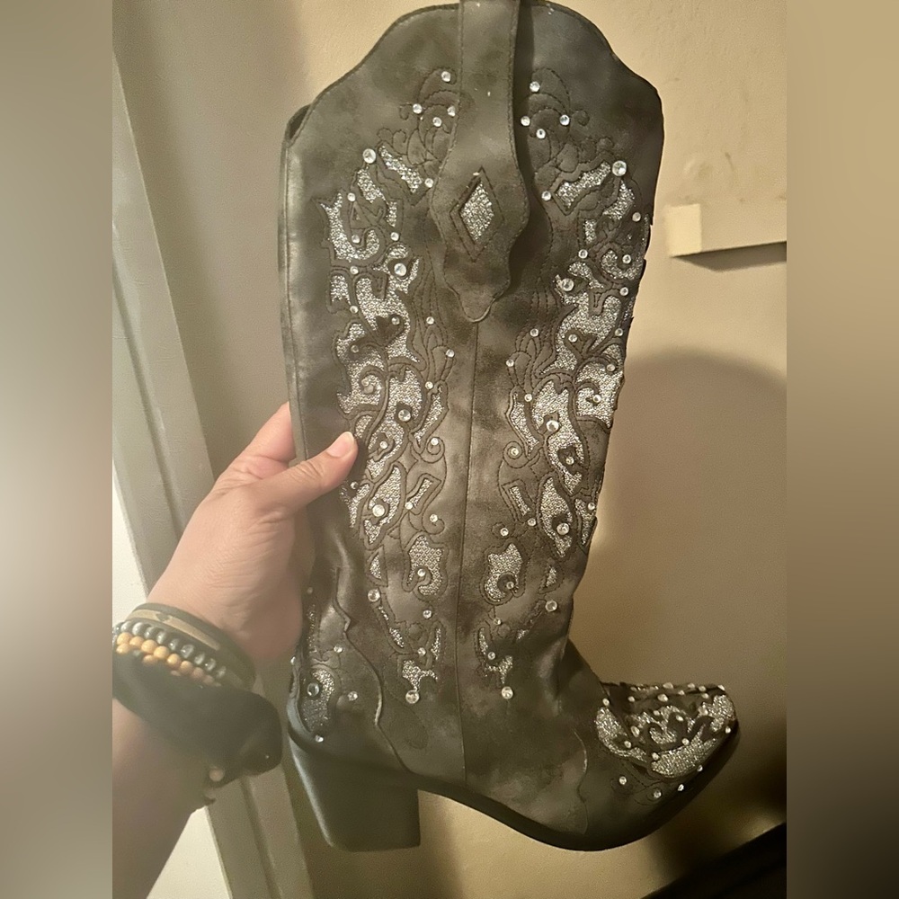 Boots - Picture 3 of 4